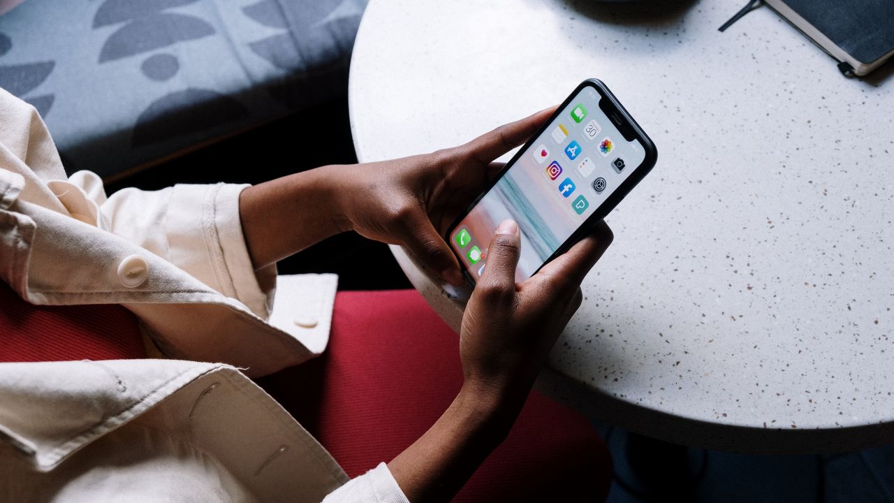 Restringir um amigo no Facebook ou Messenger: como funciona?