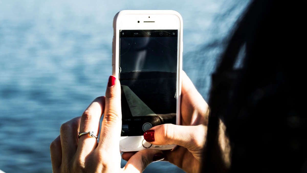 Quais são as alternativas à cola B7000 para reparar um smartphone?